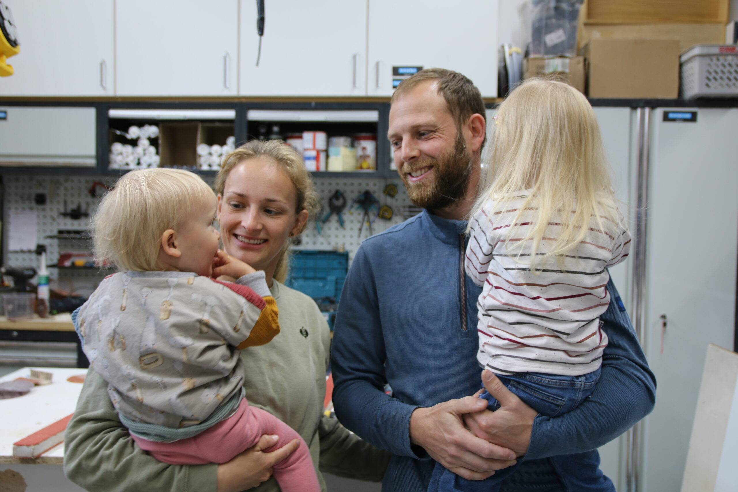 Familie mit zwei kleinen Kindern
