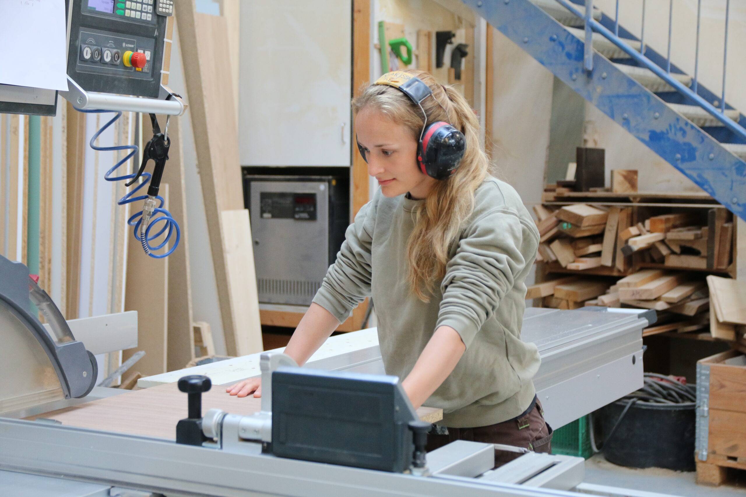 Frau arbeitet an einer Holzmaschine im Taunus.