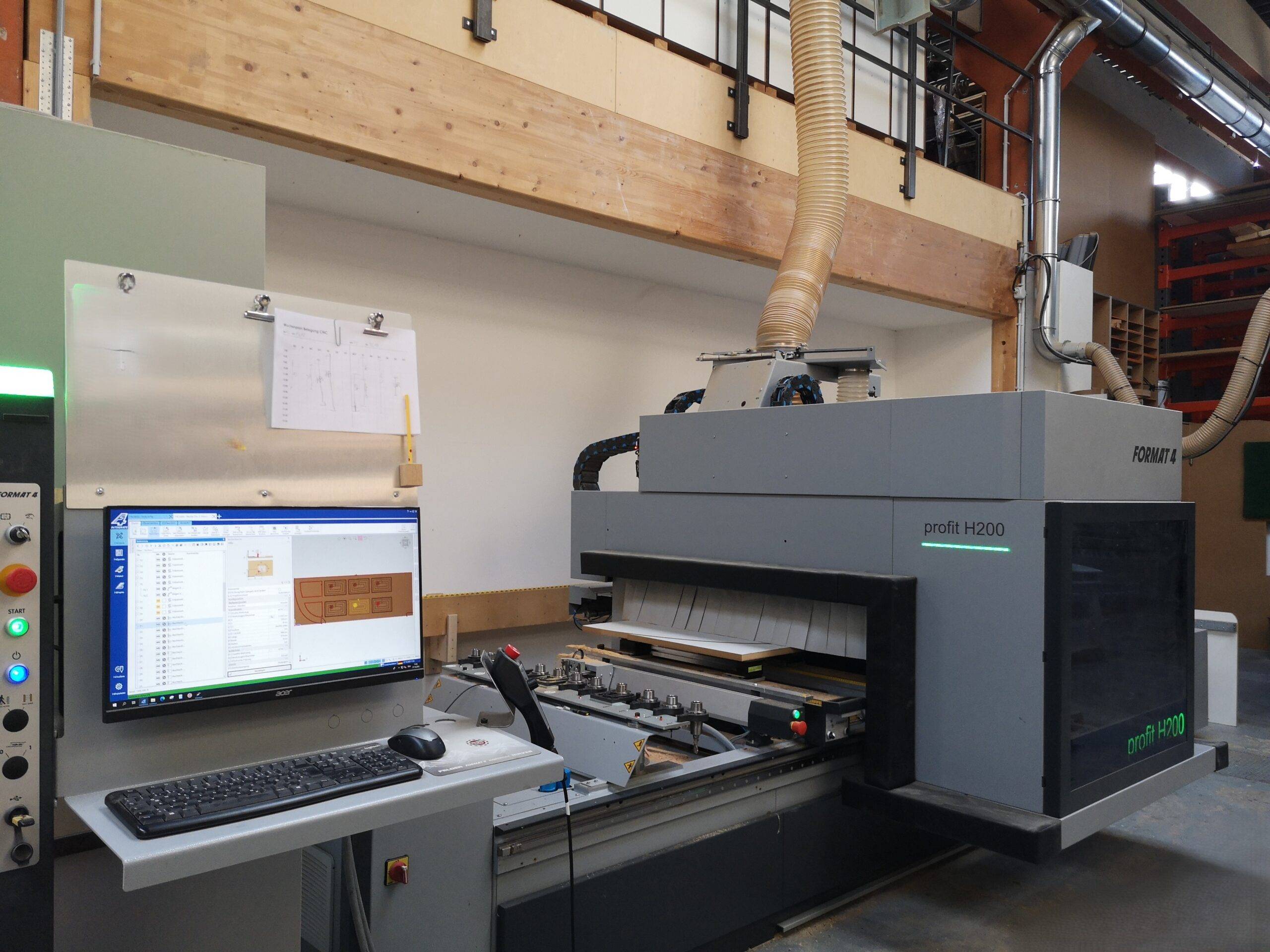 Moderne Holzverarbeitungsmaschine in Tischler Werkstatt